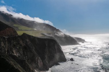 Kaliforniya 'daki etkileyici Amerikan Pasifik sahili boyunca, 1. Otoyol boyunca dış manzara.