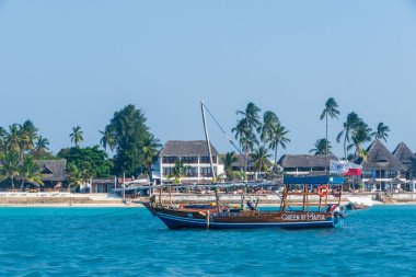 Zanzibar, Tanzanya - 8 Ağustos 2024. Geleneksel ahşap bir tekne olan ve latin yelkenli olarak bilinen tekneler, Tanzanya da dahil olmak üzere Doğu Afrika kıyılarında yaygın olarak kullanılır.