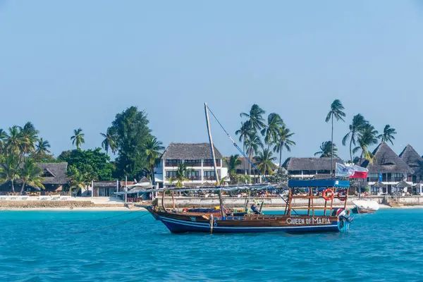 Zanzibar, Tanzanya - 8 Ağustos 2024. Geleneksel ahşap bir tekne olan ve latin yelkenli olarak bilinen tekneler, Tanzanya da dahil olmak üzere Doğu Afrika kıyılarında yaygın olarak kullanılır.