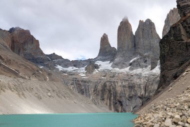 Torres Del Paine Ulusal Parkı 'ndaki kulelerin tepesindeki engebeli granit dağlar.