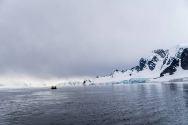 Cuverville Adası, Antarktika Yarımadası - 31 Ocak 2024. Antarktika turistleri Antarktika Yarımadası 'ndaki bir zodyak kullanarak Cuverville Adası yakınlarındaki okyanusu keşfediyorlar.