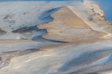 Güney İzlanda 'dan güzel, karlı bir kış manzarası. Alçak bir güneşin güzel pembe ışığının tadını çıkarıyor. İzlanda 'da kış günleri altın saatlerle geçer..
