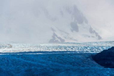 Paine Grande 'den Refugio Grey' e, Torres Del Paine Ulusal Parkı 'ndaki gri göl boyunca uzanan gri buzullar hakkında etkileyici bir bakış açısı, Patagonya, Şili.