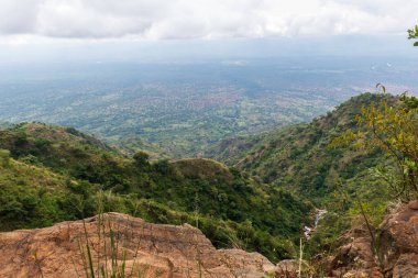 Kenya 'daki büyük yarık vadisi boyunca vahşi nehir ve şelale.