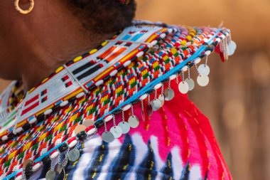 Archers Post, Kenya - 23 Temmuz 2024. Umoja Kadın Kültür Köyü 'nden bir grup kadın turistleri karşılıyor. Bu köy bir grup kadın tarafından kuruldu. Erkeklerin egemen olduğu şiddet olaylarından korunmak için.