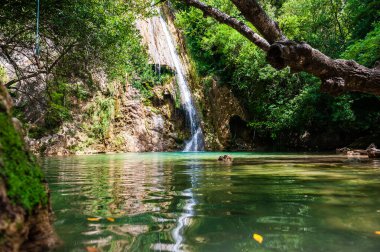 Fransız Provence 'ındaki Cotingac kasabasına yakın serin ve ferahlatıcı bir şelale gösteriliyor..