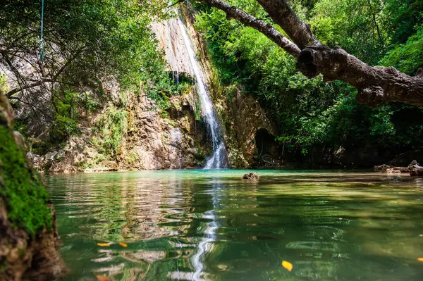 Fransız Provence 'ındaki Cotingac kasabasına yakın serin ve ferahlatıcı bir şelale gösteriliyor..