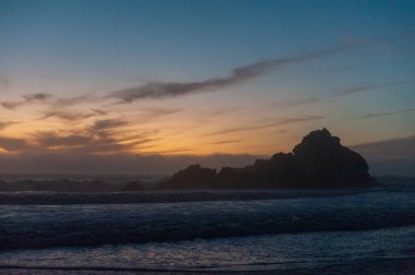 Pfeiffer sahilinde güzel bir gün batımını izleyen turuncu bir gökyüzü. Big Sur, Kaliforniya