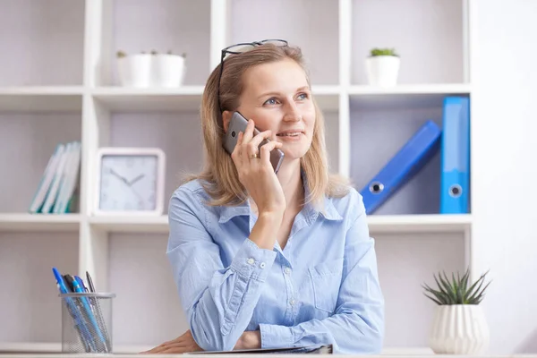 Młoda Piękna Bizneswoman Siedzi Krześle Rozmawia Przez Telefon Miejscu Pracy — Zdjęcie stockowe