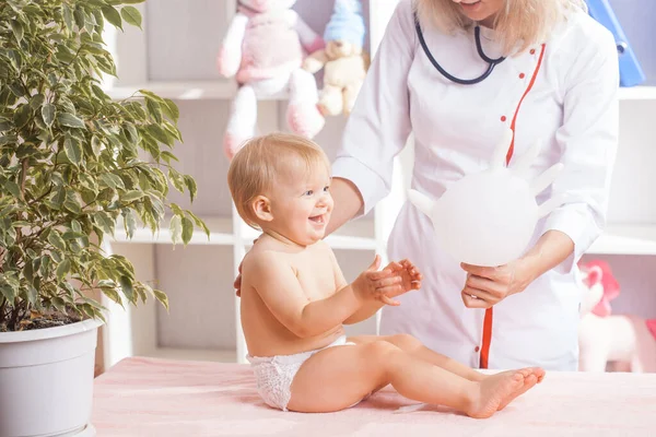 Doctora Examinando Bebé Clínica Concepto Medicina Para Bebés — Foto de Stock