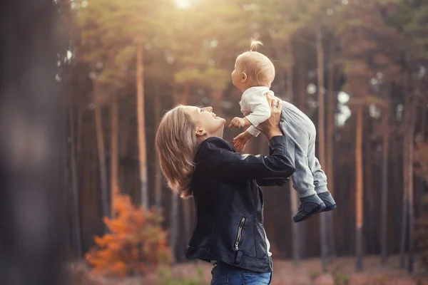 Zábavné Rodinné Hry Podzimním Lese Matka Vyhazuje Dítě Nahoru — Stock fotografie