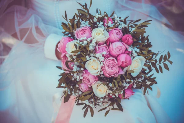 Νύφη Κρατώντας Όμορφα Λουλούδια Του Γάμου Μπουκέτο — Φωτογραφία Αρχείου