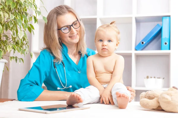 Pediatra Médico Examinando Bebé Clínica Concepto Salud Del Bebé — Foto de Stock