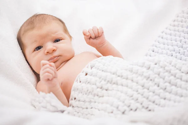 Schattig Pasgeboren Baby Meisje Baby Onder Wit Gebreide Deken Backdround — Stockfoto