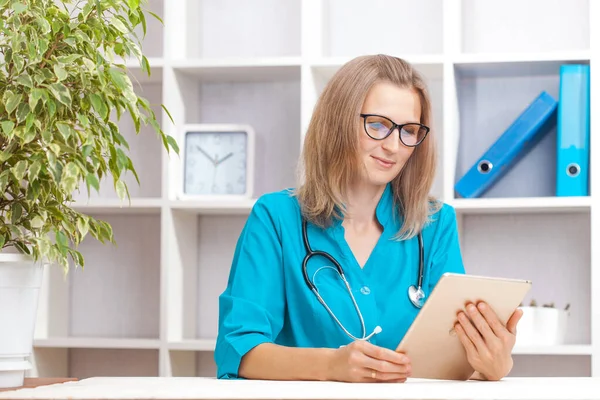 Young Woman Doctor Turquoise Coat Clinical Office Health Care Concept — Stock Photo, Image