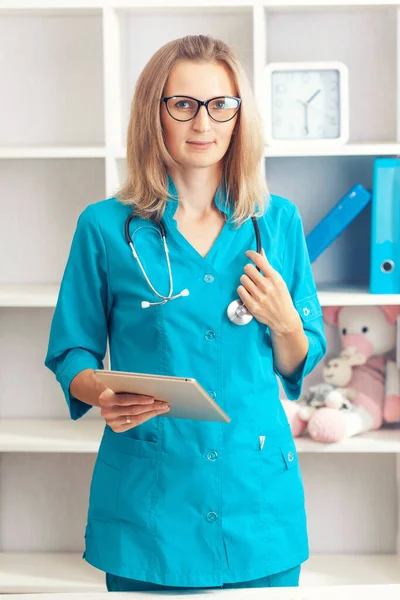 Médico Mulher Jovem Com Computador Portátil Casaco Azul Esverdeado Escritório — Fotografia de Stock