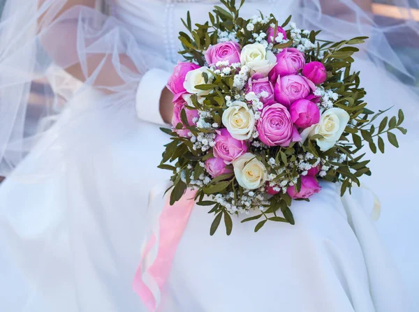 Νύφη Κρατώντας Όμορφα Λουλούδια Του Γάμου Μπουκέτο — Φωτογραφία Αρχείου