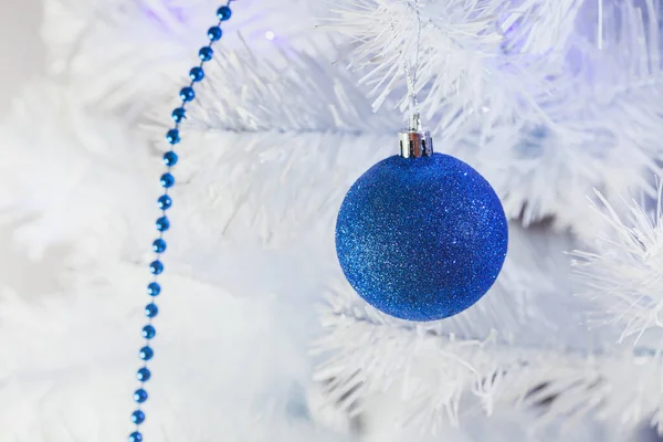 白色冷杉枝头上的蓝色圣诞球 — 图库照片