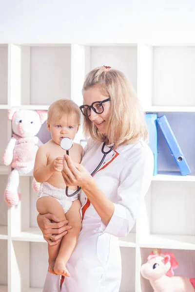 Vrouwendokter Onderzoekt Kleine Baby Kliniek Gezondheidszorgconcept Voor Baby — Stockfoto