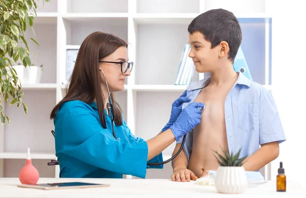 Žena Lékař Nebo Pediatr Stetoskopem Poslouchat Tlukot Srdce Chlapci Pacienta — Stock fotografie