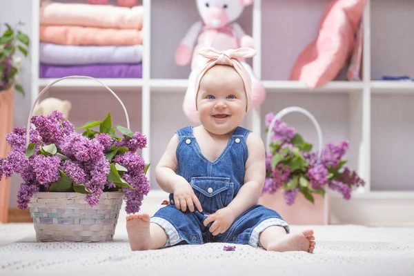 Bebé Feliz Vestido Rosa Con Flores Lila Casa Jardín Infantes —  Fotos de Stock