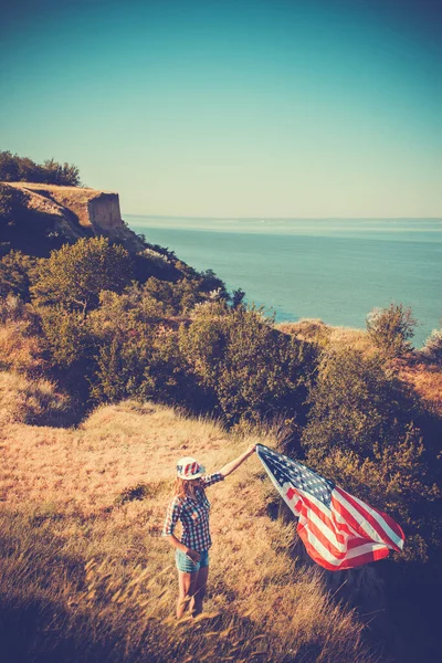 Hermosa Joven Sosteniendo Una Bandera Americana Viento Prado Paisaje Verano —  Fotos de Stock