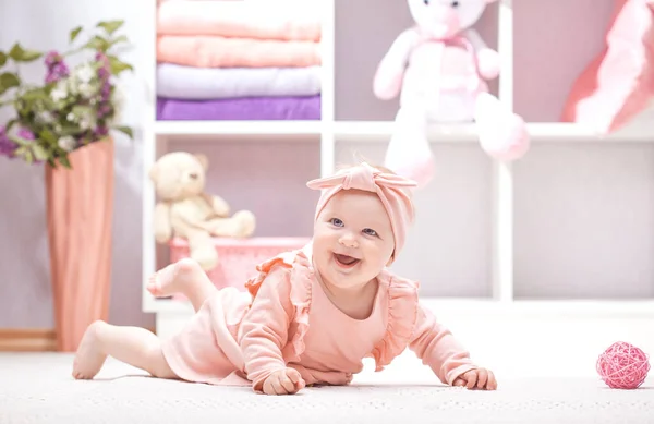 Evde Anaokulunda Leylak Çiçekli Pembe Elbiseli Mutlu Bir Bebek — Stok fotoğraf