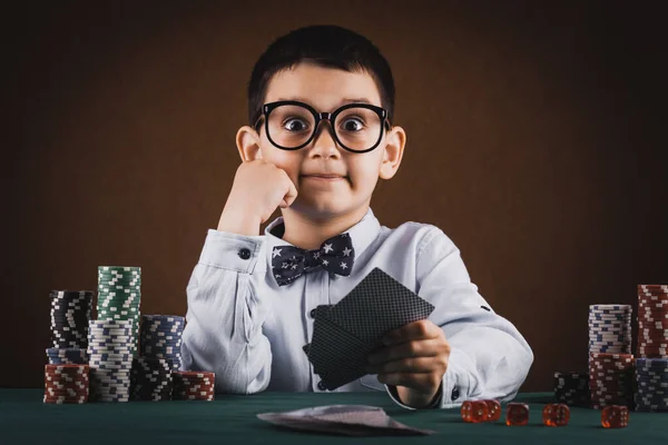 Kleine Jongen Die Poker Speelt Een Casino Studio Concept Blauwe — Stockfoto
