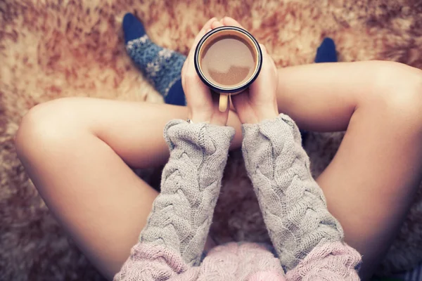 Rano Przytulności Zima Ludzi Pojęcie Zbliżenie Młoda Kobieta Filiżanką Kawy — Zdjęcie stockowe