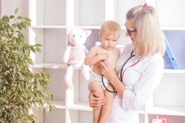 Doctora Examinando Bebé Clínica Concepto Medicina Para Bebés —  Fotos de Stock