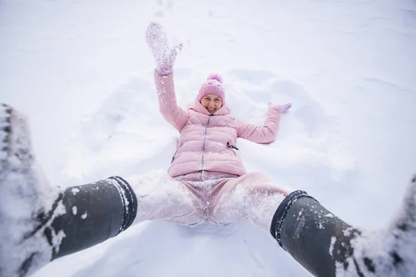 Vysoký Úhel Pohledu Šťastnou Ženu Ležící Sněhu Pohybující Její Ruce — Stock fotografie