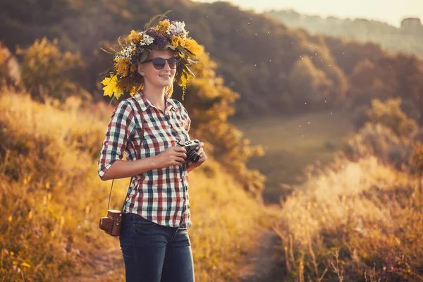 Touristenmädchen Wildblumenkranz Mit Rucksack Und Kamera Geht Durch Eine Malerische — Stockfoto