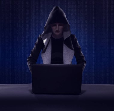 Dijital kod arkaplanının karşısındaki akıllı telefonu kullanarak dijital kod arka planına karşı maskeli bir hacker. İnternet 'i hacklemek.