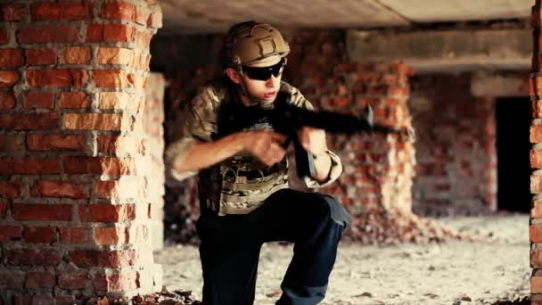 Soldat Avec Fusil Dans Bâtiment Abandonné Patrouille Service — Video