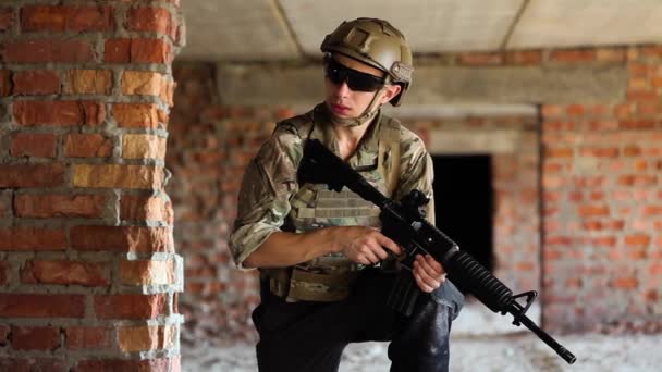 放棄された建物の中にライフル銃を持った兵士 パトロール当番 — ストック動画