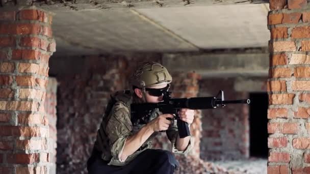 Terk Edilmiş Bir Binada Bir Tüfek Ile Bir Asker Görevde — Stok video