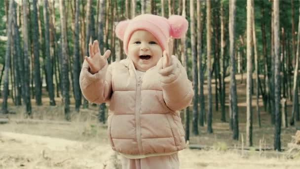 Słodka Dziewczynka Klaszcząca Dłonie Uśmiechnięta Sosnowym Lesie Zwolniony Film Wideo — Wideo stockowe