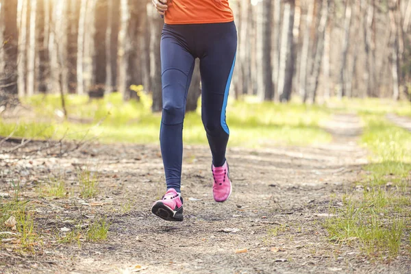 Ženy Atletka Běží Lesem Nohy Spodní Pohled — Stock fotografie