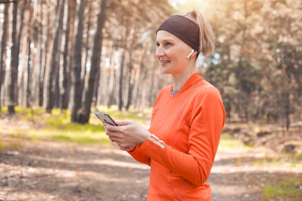 日当たりの良い松林の中を走る朝の少女 心臓のトレーニングと健康的なライフスタイル — ストック写真