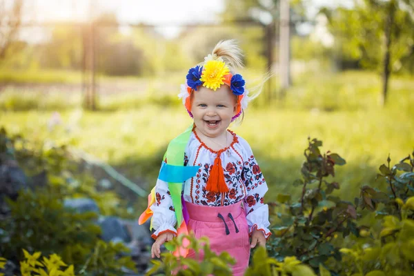 Niedliche Fröhliche Kleine Mädchen Nationalen Ukrainischen Kleidern Einem Sonnigen Sommergarten — Stockfoto