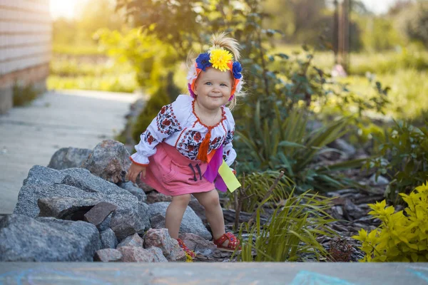 Niedliche Fröhliche Kleine Mädchen Nationalen Ukrainischen Kleidern Einem Sonnigen Sommergarten — Stockfoto