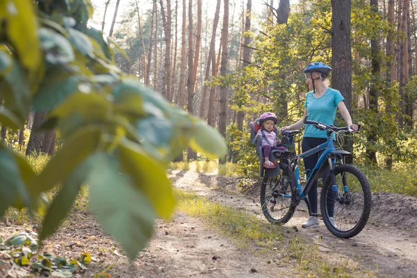 带着小孩骑自行车的母亲 夏松森林里的家庭自行车 — 图库照片