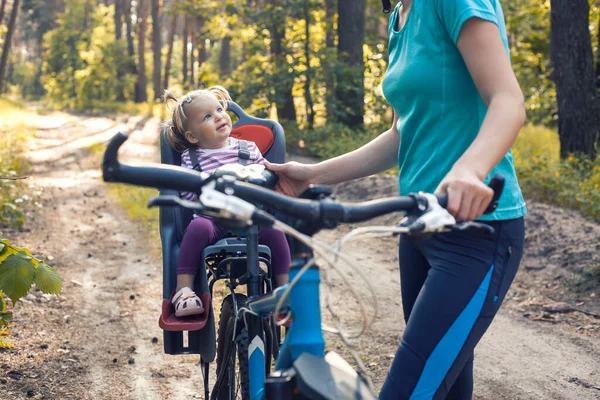 Mãe Com Bebê Pequeno Bicicleta Família Bicicleta Floresta Pinheiros Verão — Fotografia de Stock