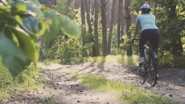 Vit Kvinna Cyklist Rider Mountainbike Skogsstigar Fritid — Stockvideo