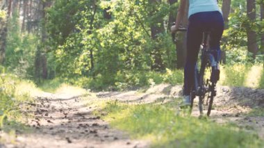 Kafkas kadın bisikletçi dağ bisikleti orman patikalarına gidiyor. Boş zaman