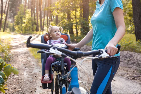 Madre Con Bebé Pequeño Bicicleta Ciclismo Familiar Bosque Pinos Verano — Foto de Stock