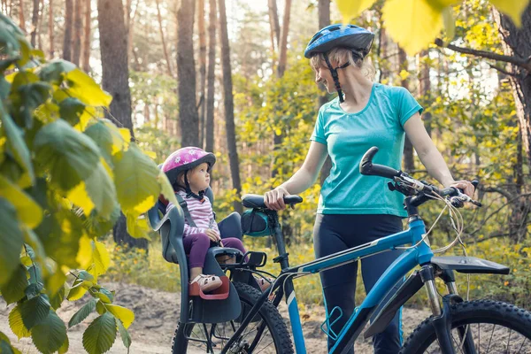 带着小孩骑自行车的母亲 夏松森林里的家庭自行车 — 图库照片