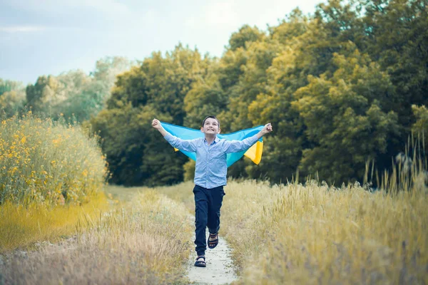 Betet Für Die Ukraine Junge Mit Ukrainischer Flagge Läuft Durch — Stockfoto