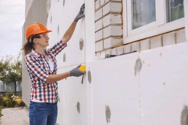 Insulation House Polyfoam Woman Worker Checking Construction Level Accuracy Installation — Stock Photo, Image