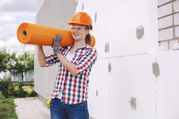 Trabajadora Con Rollos Fibra Vidrio Reforzada Aislamiento Casa Con Tablero — Foto de Stock